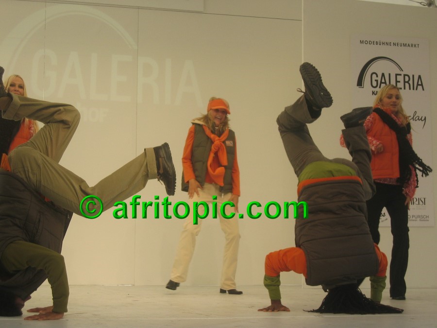 ../Images/Krefeld-Strssenmodenschau-2005 349.jpg